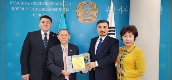 A prestigious Plaque of Citation is presented to Ambassador Nurgali Arystanov Kazakhstan (third from left) by Publisher-Chairman of The Korea Post media. At left is Attaché Bauyrzhan Dautov of the Embassy off Kazakhstan and at right is Managing Editor Joy Cho of The Korea Post media (also vice-chairperson).
