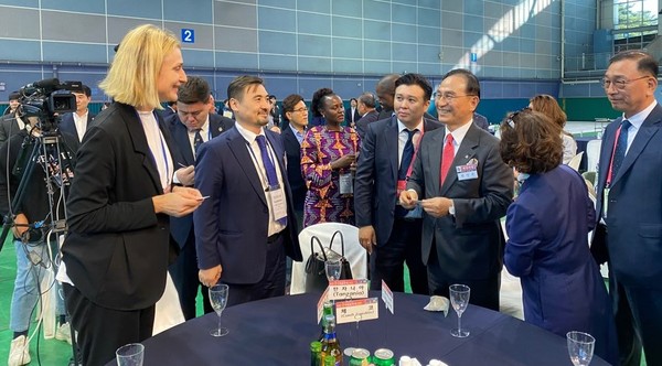 Mayor Park Sang-don of the host Cheonan City (4th from left, foreground) speaks with Ambassador Nurgali A. Arystanov of the Republic of Kazakhstan (second from left, foreground), dean of the visiting members of the Seoul Diplomatic Corps to the Cheonan City.