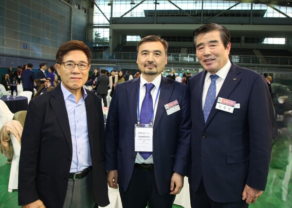 Ambassador Nurgali A. Arystanov of the Republic of Kazakhstan is flanked on the right by Mayor of Boryeong, Kim Dong-il and President Kim Hyung-dae of The Korea Post media.