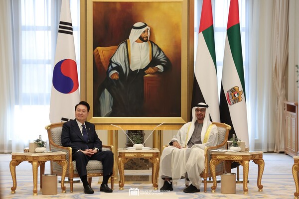 윤석열 대한민국 대통령(왼쪽)이 2023년 1월 14일부터 17일까지 아랍에미리트를 공식 국빈 방문 중인 셰이크 모하메드 빈 자이드 알 나흐얀 아랍에미리트 대통령과 이야기를 나누고 있습니다.