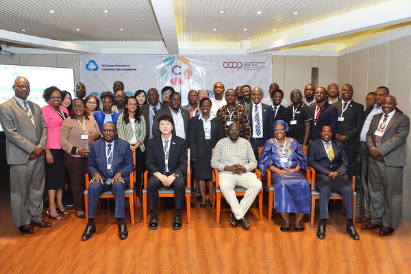   Seated 3rd from right: Simon Chelugi, Minister for Cooperatives and SME Development, Kenya  ․Second from right: Shifa Chiyoge, Secretary General, Cooperative International Alliance (CIA) Africa