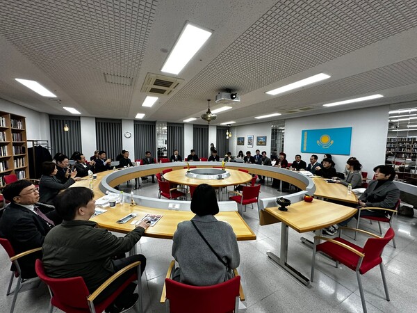 카자흐스탄 대사관 행사에 각 관광청과 여행사 대표들과 언론사와 대학 관계자가 참석하였다