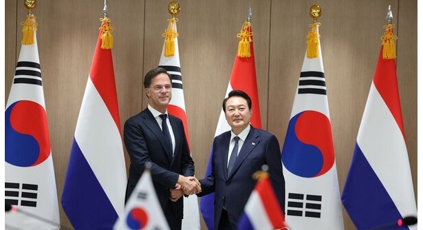 President Yoon Suk Yeol (R) poses for a photo with Dutch Prime Minister Mark Rutte prior to their talks at the presidential office in Seoul on Nov. 17, 2022.
