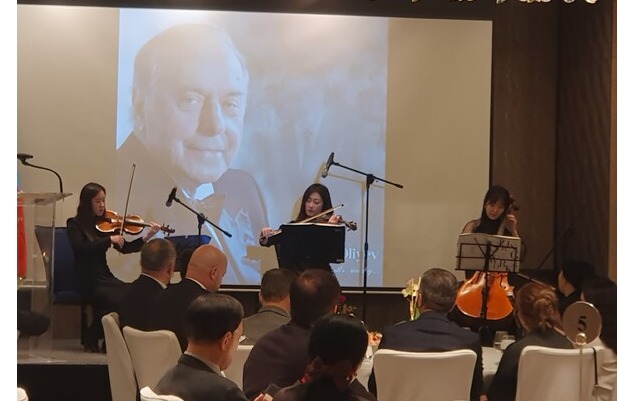 Three Korean lady musicians presented a wonderful number of famed classic songs to the warm applause of the guests at the reception venue.