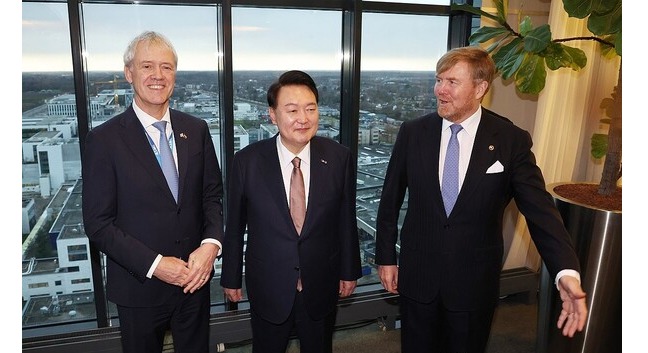 South Korean President Yoon Suk Yeol (C), alongside Dutch King Willem-Alexander (R), meets with Peter Wennink, chief of ASML Holding N.V., at the headquarters of the Dutch semiconductor equipment maker in Veldhoven, Netherlands, on Dec. 12, 2023, ahead of a semiconductor business dialogue between the two countries.