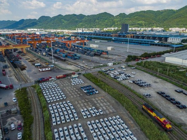 Vehicles to be shipped are parked in an international logistics park in southwest China's Chongqing municipality. (Photo by Sun Kaifang/People's Daily Online)