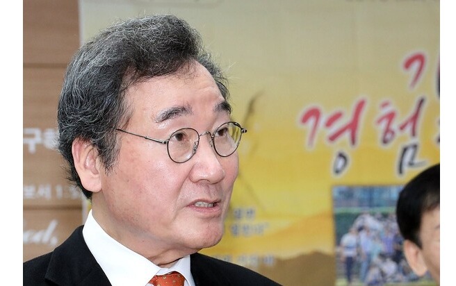 Former Prime Minister Lee Nak-yon, a former leader of the main opposition Democratic Party, answers questions from reporters after a lecture in Seoul, in this photo taken Dec. 11, 2023.