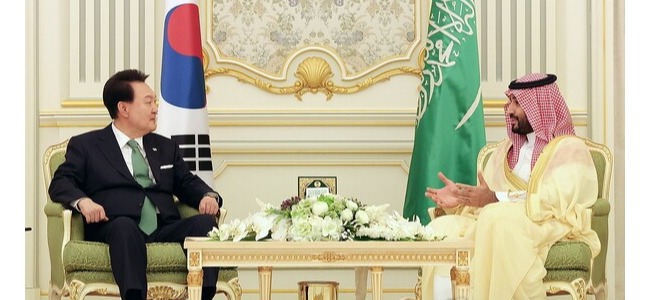 South Korean President Yoon Suk Yeol (L) and Saudi Crown Prince Mohammed bin Salman hold talks at the Al Yamamah Palace in Riyadh on Oct. 22, 2023.