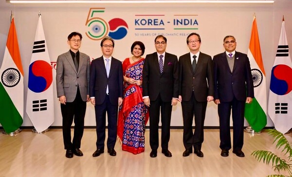Ambassador Amit Kumar of India (center) with Madam Kumar (3rd from left) pose with Deputy Minister of Foreign Affairs for Political Affairs Chung Byung-won (5th from left), former Korean Ambassador Shin Bong-gil (second from left) and Deputy Head of Mission Nish Kant Singh of India (far right). At far left is Secretary General Yang Chang-soo of the Korea Diplomatic Society.