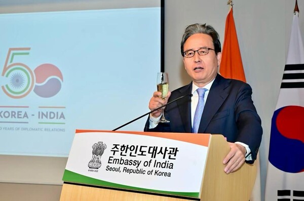 Former Korean Ambassador Shin Bong-gil to India speaks to the guests relating his experience of warm ties of relations between Korea and India.