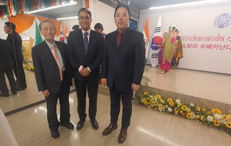 Ambassador Kumar of India is flanked on the left by Publisher-Chairman Lee Kyung-sik of The Korea Post media and Foreign Relations Feature Editor Joseph Sung.
