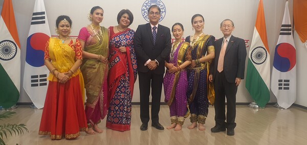 Ambassador Kumar of India (center) poses with traditional dance performers of India who were accorded enthusiastic applauses from the guests. Mrs. Kumar is seen on the left of the Ambassador and Publisher-Chairman Lee Kyung-sik of The Korea Post media stands at far right.
