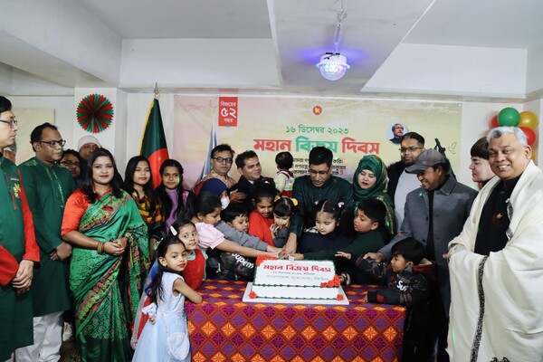 Ambassador along with the participants cut a cake to celebrate this occasion
