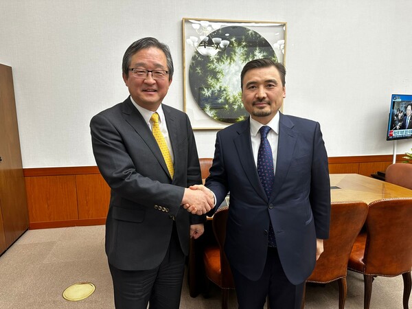 Deputy Minister of Foreign Affairs for Political Affairs of Korea Chung Byung-won, Ambassador of Kazakhstan Nurgali Arystanov 
