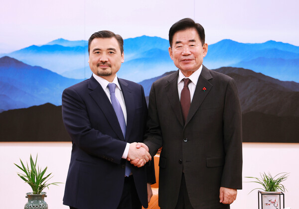  Speaker of the National Assembly of South Korea Kim Jin Pyo, Ambassador of Kazakhstan Nurgali Arystanov 