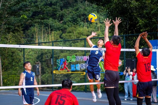 Volleyball amateurs from China and Vietnam compete in a game during a folk sports event hosted in Hekou Yao autonomous county, southwest China's Yunnan province, Nov. 2. (Photo by Zhao Jingzhi)