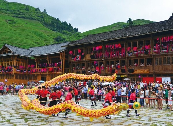Villagers perform dragon dance in Dazhai village, south China's Guangxi Zhuang autonomous region. (Photo from the official website of Longsheng county, Guangxi Zhuang autonomous region)
