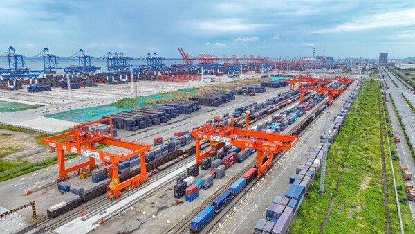 Containers are handled at Qinzhou railway container center station in Qinzhou, south China's Guangxi Zhuang autonomous region. (Photo by Feng Rongquan/People's Daily Online)