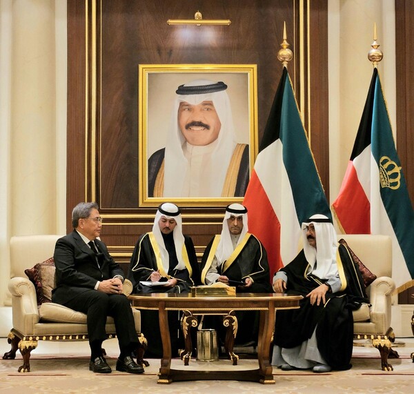 oreign Minister Park Jin shakes hands with his Kuwaiti counterpart, Salem Abdullah Al Jaber Al Sabah, in the Gulf state on Dec. 18, 2023, in this photo provided by Park's office. Park was visiting Kuwait with a government delegation to pay respects to the late Kuwaiti leader Nawaf Al Ahmed Al Jaber Al Sabah. 