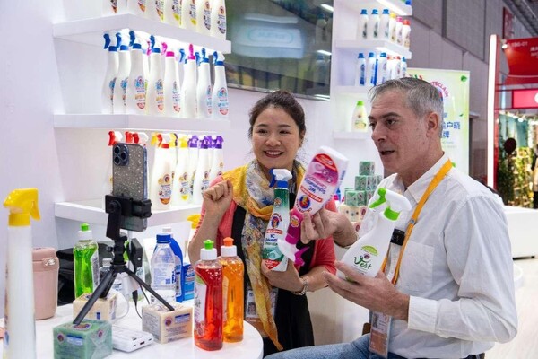 An exhibitor sells kitchen cleaning products from Italy via livestreaming at the sixth China International Import Expo in Shanghai, Nov. 7. (Photo by Weng Qiyu/People's Daily Online)