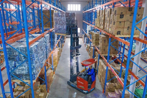 A worker moves cargos in a warehouse of an international logistics park in Changji Hui autonomous prefecture, northwest China's Xinjiang Uygur autonomous region. (Photo by He Long/People's Daily Online)