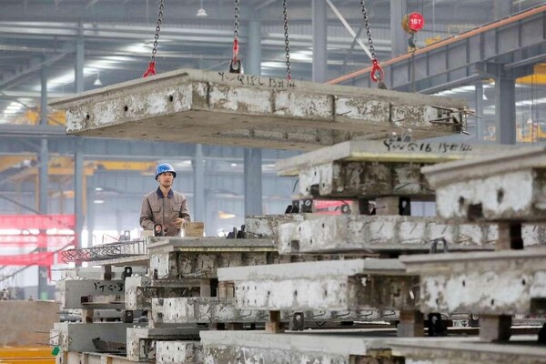 Construction modules are prefabricated in a workshop of an enterprise in Huaibei, east China's Anhui province. (Photo by Wan Shanchao/People's Daily Online)