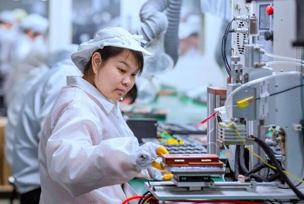 Lithium batteries to be exported are manufactured in a workshop in Hai'an, east China's Jiangsu province. (Photo by Zhai Huiyong/People's Daily Online)