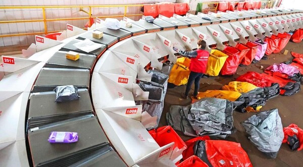 Express parcels are sorted and distributed at a public distribution center in Lianyungang, east China's Jiangsu province, Dec. 11, 2023. (Photo by Geng Yuhe/People's Daily Online)