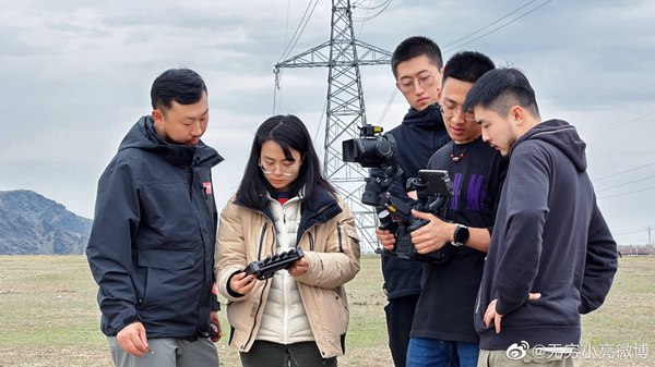 Zhang Chenliang (left), director of the media center of Chinese National Geography magazine, films a documentary about plants in northwest China's Xinjiang Uygur autonomous region. (Photo from Zhang Chenliang's account on the social media platform Weibo)