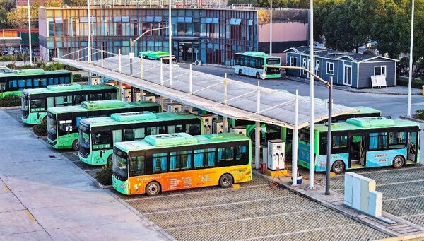 ​Electric buses are charged at a charging station in Fanchang district, Wuhu, east China's Anhui province. (Photo by Lu Junyuan/People's Daily Online)