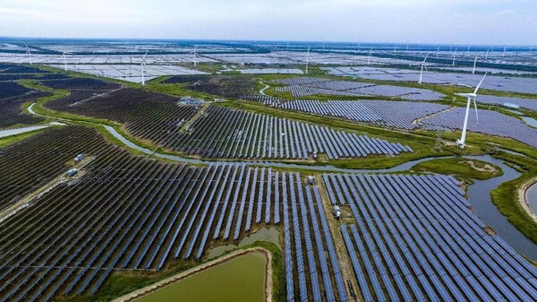 Wind turbines and solar panels are installed on mud flats in Yancheng, east China's Jiangsu province, to generate green electricity. (Photo by Ji Haixin/People's Daily Online)