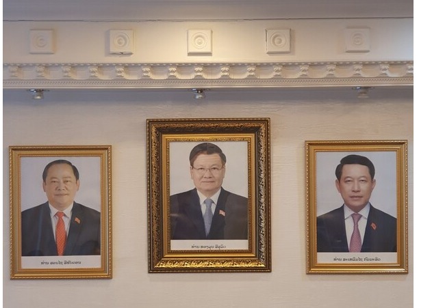통룬 시술리트 라오스 대통령 (가운데)와 손싸이 시판돈 라오스 총리 (좌측) 및 살롬싸이 꼼마싯 라오스 외무장관