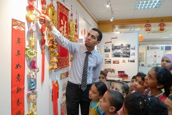 Abbas El-Said explains the 12 Chinese zodiac animals to local students at the China Cultural Center in Cairo, Egypt. This photo appeared on page 19 of the June 8, 2012 edition of People's Daily. (Photo by Wen Hongyan/People's Daily)