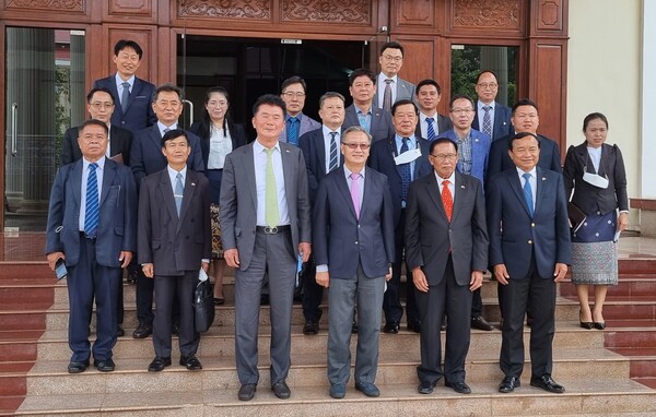 KLFA visits Laos and meets with the Foreign Minister 