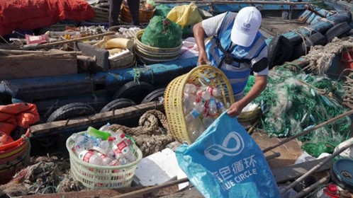 A fisherman collects and sorts marine plastic waste encouraged by the Blue Circle initiative. (Photo from the Blue Circle initiative)