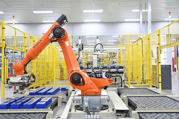 A robotic arm manufactures energy storage batteries in a workshop of a company in Liuzhou, south China's Guangxi Zhuang autonomous region. (Photo by Li Hanchi/People's Daily Online)