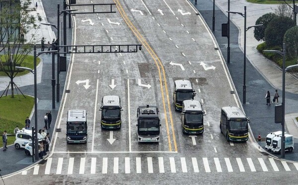 Autonomous driving buses run on a road in southwest China's Chongqing municipality. (Photo by Long Fan/People's Daily Online)