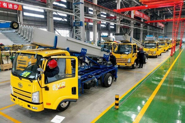 Ladder trucks manufactured by Qingdao Jiuhe Heavy Industry Machinery Co., Ltd. in east China's Shandong province go through inspection before being exported. (Photo by Liang Xiaopeng /People's Dialy Online)