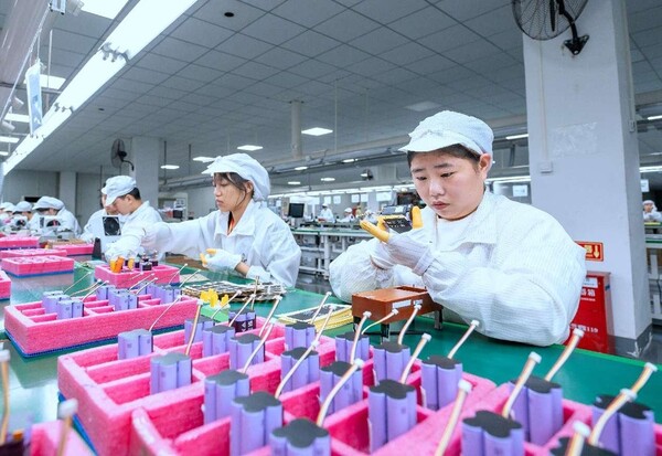 Workers manufacture lithium batteries in a workshop of a company in Hai'an, east China's Jiangsu province. (Photo by Zhai Huiyong/People's Daily)