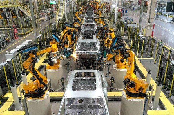 Robotic arms weld vehicle bodies in a workshop of a carmaker in Jimo district, Qingdao, east China's Shandong province, Dec. 28, 2023. (Photo by Liang Xiaopeng/People's Daily Online)