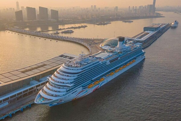 The Adora Magic City, China's first domestically-made large cruise ship, departs from Shanghai Wusongkou International Cruise Terminal for its first commercial voyage on Jan 1, 2024. (Photo by Wang Chu/People's Daily Online)