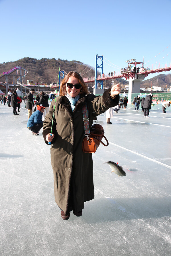 Mrs. Jeanette Somorcrucio, spouse of the ambassador of Peru in Seoul sports her ‘big’ catch with a triumphant big smile.