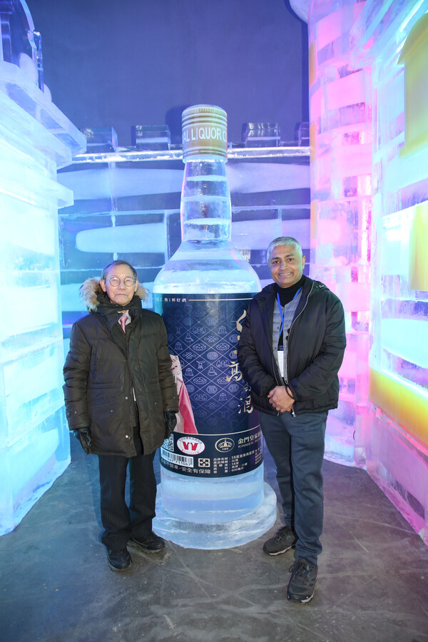 Publisher-Chairman Lee Kyung-sik of The Korea Post media (left) poses with Air Commander Shamimul Islam of Bangladesh in front of a big bottle of Korean liquor.
