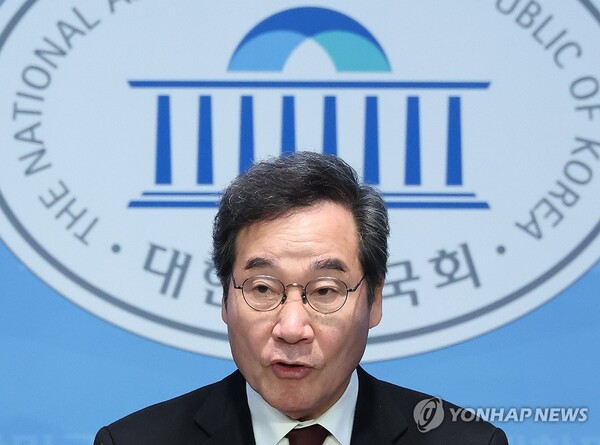 Lee Nak-yon, a former leader of the main opposition Democratic Party (DP), announces his departure from the party at a press conference at the National Assembly in Seoul on Jan. 11, 2023. 