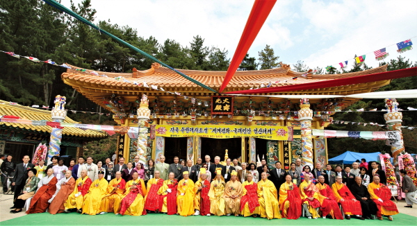 Buddhist leaders from all parts of Korea, the ambassadors and civic leaders of the Ulsan region 