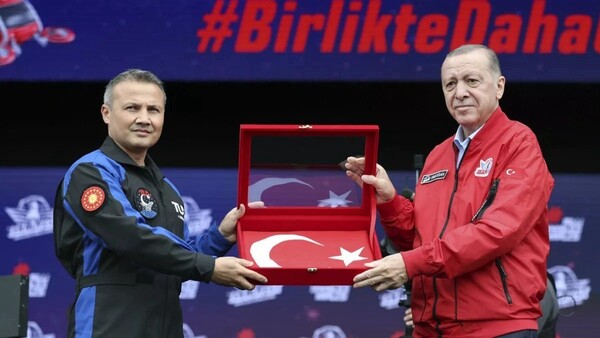 우주비행사 알페르 게제라브치 와  에르도안  튀르키예 대통령
