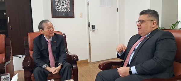 Charge d’Affaires Dr. Mohammed Almuntafeky of Iraq in Seoul (right) speaks with Publisher-Chairman Lee Kyung-sik of The  Korea Post media.