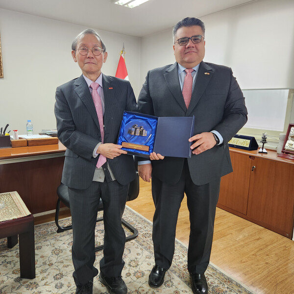  Charge d’Affaires Dr. Mohammed Almuntafeky of Iraq (right) presents a plaque showing an Iraqi Symbol Building to Publisher-Chairman Lee Kyung-sik of The Korea Post media.