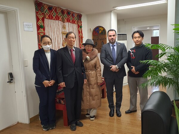 Commercial Attache Nabeel Abdulkareem Noman (4th from left) poses with Reporter Kim Soo-bin, Executive Vice Chairman Choe Nam-Suk and Vice Chairperson Cho Kyung_hee (left and 2nd and 3rd from left). At far right is Interpreter-Translator Kareem Ji of the Embassy of Iraq in Seoul.