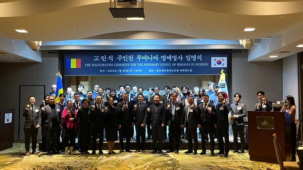 A group photo with  Incheon Metropolitan City Mayor Jeongbok Yoo,and other vip dignitaries at the end of the ceremony
